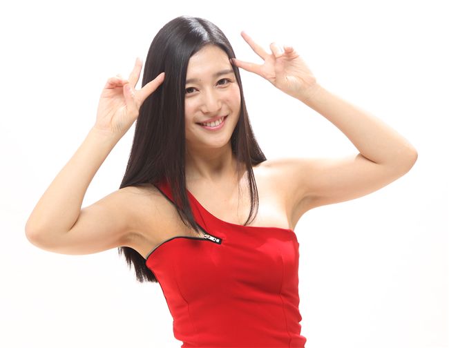 日本性感女優古川伊織接受三立新聞網專訪，以俐落洋裝展現S曲線好身材。（記者邱榮吉/攝影）