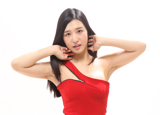 日本性感女優古川伊織接受三立新聞網專訪，以俐落洋裝展現S曲線好身材。（記者邱榮吉/攝影）