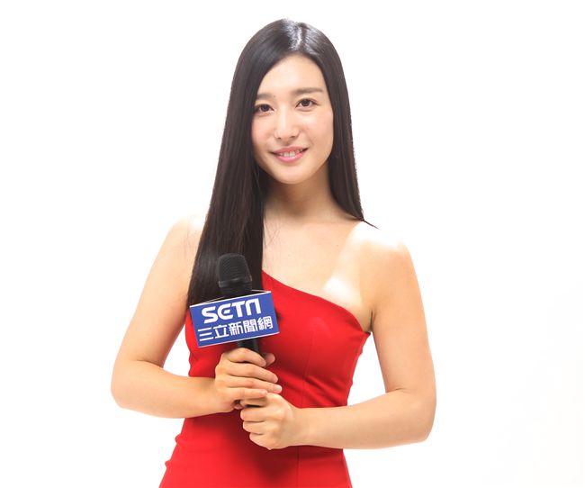 日本性感女優古川伊織接受三立新聞網專訪，以俐落洋裝展現S曲線好身材。（記者邱榮吉/攝影）