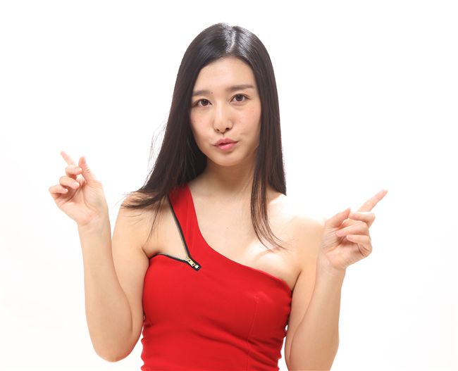 日本性感女優古川伊織接受三立新聞網專訪，以俐落洋裝展現S曲線好身材。（記者邱榮吉/攝影）