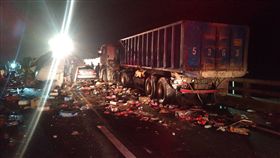 西濱八里路段3車追撞2人受傷。（圖／翻攝畫面）