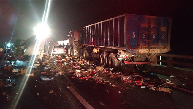 西濱八里路段車禍　車輛翻覆交通中斷