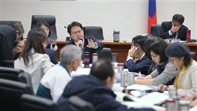 礦業法初審  增列文資保存區禁申礦權立法院經濟委員會25日再度逐條審查礦業法部分條文修正草案，除了原有的國家公園不得申請礦權外，還增列文化資產保存區同樣不得申請。民進黨召委邱志偉（中）主持會議。中央社記者徐肇昌攝  106年12月25日