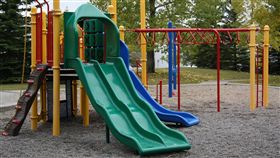 wetalk,屁孩,親子,溜滑梯,家長,滑手機,霸凌,排隊,玩,母親,男童　圖／翻攝自Pixabay https://goo.gl/1X4UWQ