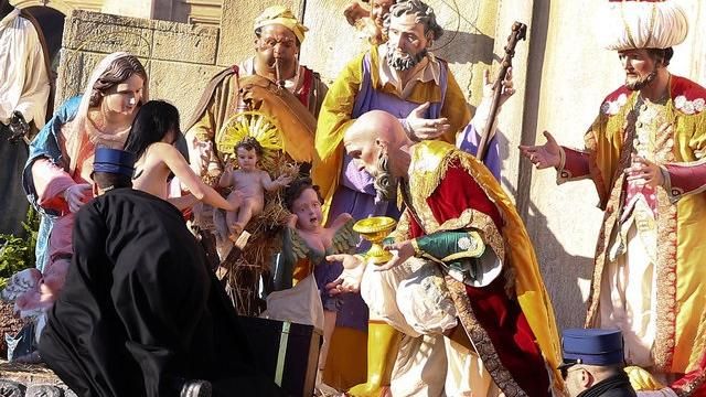 「上帝是女性」女上空奪梵蒂岡聖嬰像