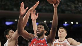 ▲恩比德（中）與尼克波神Porzingis（右）。（圖／美聯社／達志影像）