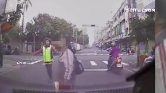 女學生不看路！違規過馬路害2車撞毀