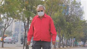 高雄市區空氣品質不良（2）環保署表示，25日空氣品質除了高屏地區因境內污染物影響，其他縣市均因冷氣團挾帶境外污染物而不佳，26日境外空污影響減緩，未來3天中部以北空氣品質為普通至橘色等級，雲林以南仍為紅色等級。圖為高雄市區空氣品質不良，民眾在戶外配戴口罩。中央社記者董俊志攝　106年12月25日