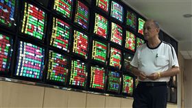 台股再創27年新高（2）美股3大指數續創新高，加上台積電ADR大漲，台股12日持續由蘋果三王台積電、大立光及鴻海領軍，早盤即上漲59.33點、以10700.52點，再創27年來新高。中央社記者董俊志攝  106年10月12日