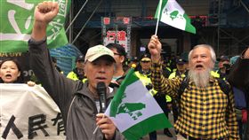 公投盟中壢警分局抗議　拔菜總部對嗆（2）公投護台灣聯盟召集人蔡丁貴（前左）19日號召群眾抗議警方處理不當，在中壢事件40週年到事發地點中壢警分局表達訴求，並紀念中壢事件。中央社記者吳睿騏桃園攝　106年11月19日