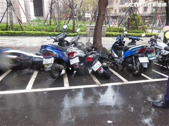 運將酒沒退就上路！開著小黃跳探戈！