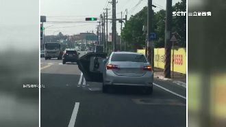 冰箱塞滿後座　插頭外露拖地恐釀禍