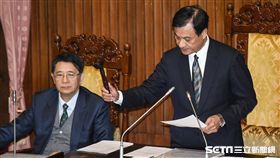 交通部鐵道局組織法草案三讀，立法院長蘇嘉全落槌通過 圖／記者林敬旻攝