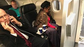 乘客發文抗議：聯航將我的頭等艙機位讓給民代