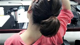 北市聯醫復健科醫師陳威達說，預防肩頸肌症候群，可做伸展操來放鬆肌肉。