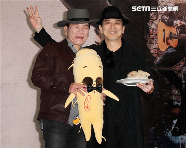 趙傳全新專輯發片，好友高捷送上人參雞湯祝福。（記者邱榮吉/攝影）