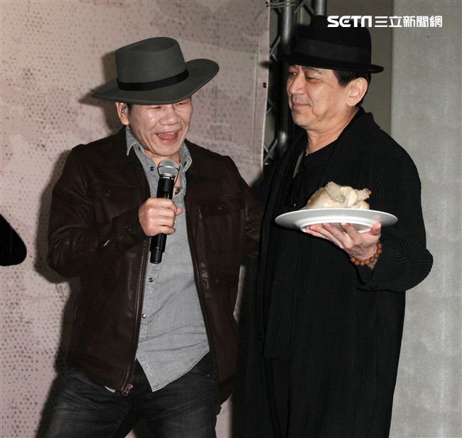 趙傳全新專輯發片，好友高捷送上人參雞湯祝福。（記者邱榮吉/攝影）