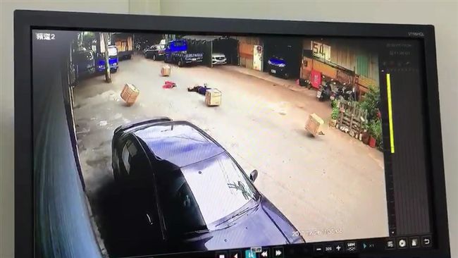 男從車後斗不慎摔落　恐怖影像曝光！