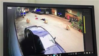 男從車後斗不慎摔落　恐怖影像曝光！