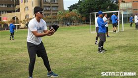 ▲富邦悍將高國麟在冬季重訓營傳接球練習。（圖／記者蕭保祥攝）