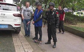 大陸四川有一名17歲胡姓少年因為沒錢打遊戲，持刀搶劫鄰居，少年被警方逮捕後，完全不在乎他恐要坐牢，反倒擔心他的遊戲還沒打完，甚至向警方大吼，「你抓我可以，等我把遊戲退了！」最後胡姓少年因犯搶劫罪，被判處4年又11個月有期徒刑。（圖／翻攝自新浪四川）