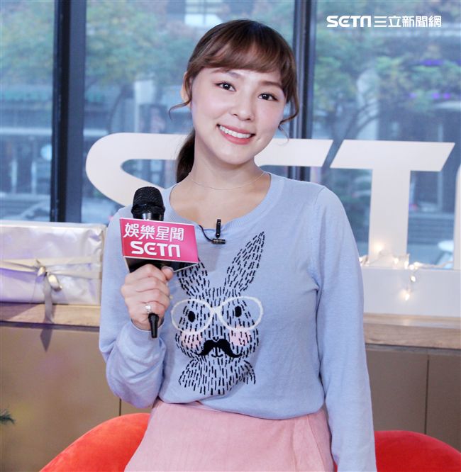 人氣女神熊熊-卓毓彤今（26日）前來三立新聞網接受跨年明星禮物直播專訪，除暢談她5年演藝經驗外，現場加碼禮物贈給粉絲。（圖/記者邱榮吉攝影）