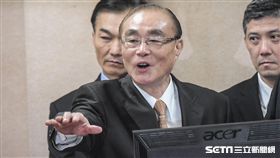 國防部長馮世寬22日前往立法院國防與外交委員會針對獵雷艦案備詢並報告。 圖／記者林敬旻攝