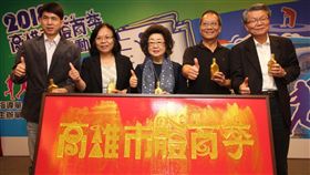 ▲教育局局長范巽綠（中）、副局長王進焱（右1）、衛生局副局長蘇娟娟（左2）、大樹區區長楊孝治（左1）、體育會總幹事郭佑任（右2）共同啟動體育季開幕儀式。（圖／高雄市政府提供）