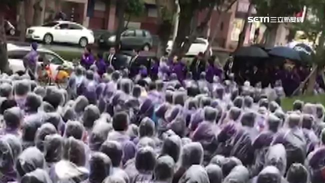 低溫下大雨！信徒跪迎妙禪到來