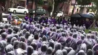 低溫下大雨！信徒跪迎妙禪到來