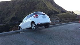 情侶開車衝合歡山賞日出，因尿急誤踩煞車，整台車衝破護欄驚險一瞬間。（圖／翻攝畫面）