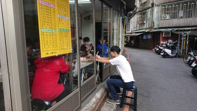 夜配聞／位子不夠…他自製邊緣人座位