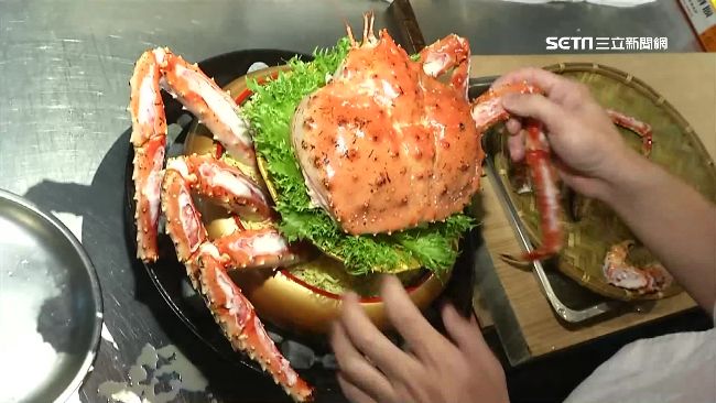 整隻帝王蟹鋪上蓋飯　一碗要價破萬元