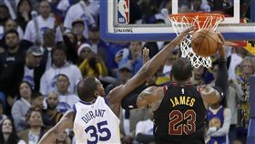 ▲杜蘭特對詹姆斯打火鍋。（圖／美聯社／達志影像）