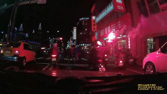 4屁孩點信號彈街頭亂竄　還撞翻幼童