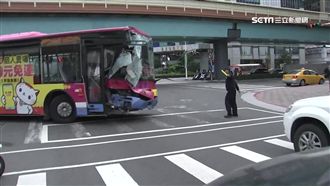 公車司機打瞌睡　撞斷號誌桿交通打結