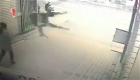 有影慎入／50歲女子墜樓當場身亡　路人險被壓中目睹死狀
圖／翻攝自梨視頻
https://www.pearvideo.com/video_1235499