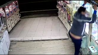 醉漢偷娃娃機　學馬戲團站坐墊慘摔