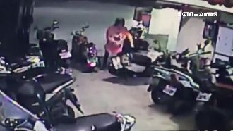 不滿擋路　婦使「龜派氣功」推倒機車