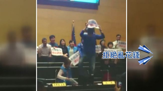 議員審預算爬桌跺腳　遭諷：起乩嗎？