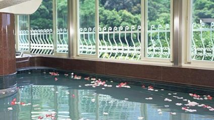 天冷泡湯！7旬嬤大眾池昏倒命危送醫