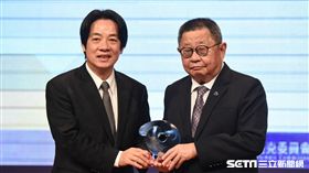 行政院長賴清德出席2017體育菁英獎頒獎典禮，終身成就獎蔡辰威。 圖／記者林敬旻攝