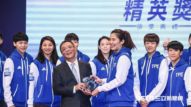 驚喜奪獎　中華女籃大跳「抖肩舞」