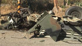 金防部悍馬車翻覆釀1死　全面停駛待檢金門防衛指揮部一輛悍馬車27日意外翻覆，造成車上官兵1死1傷，發生意外的悍馬車幾近解體。金防部表示，已要求悍馬車全面停駛並檢查，待完成檢查沒問題後再出勤務。（翻攝畫面）中央社記者黃慧敏傳真　106年12月27日