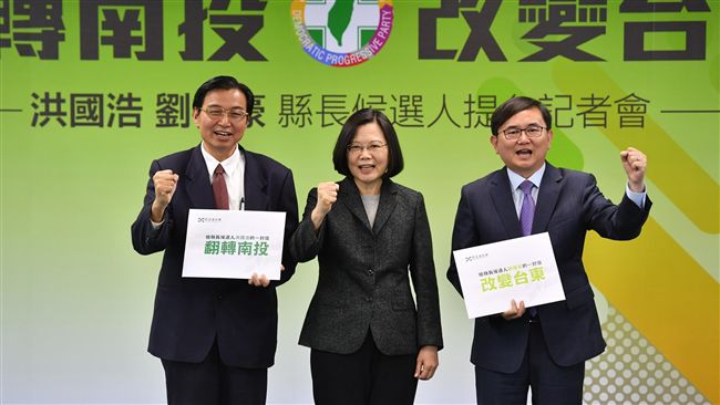 蔡英文交付兩信封　期許南投台東勝選