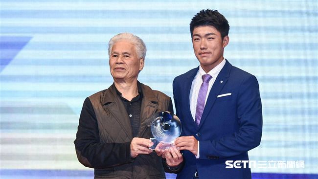最佳新秀運動員　許育修：獎獻給母親