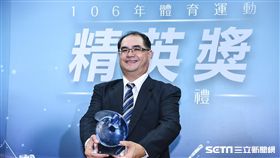 2017體育菁英獎頒獎典禮，最佳女運動員傑出獎，郭婞淳，教練林敬能代表。 圖／記者林敬旻攝