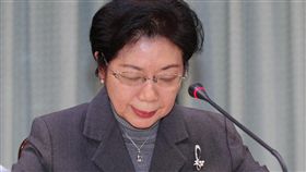 護照誤植風波　領務局長下台負責（2）外交部27日傍晚召開記者會，公布近日第二代晶片護照誤植風波相關行政責任處置，領務局長陳華玉將負起行政責任下台，調任其他職務；陳華玉在記者會現場面色凝重。中央社記者張皓安攝  106年12月27日