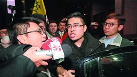 名家／新新聞／王炳忠（中）到北檢應訊時，要求檢方辦案不要有「政治考量」。攝影／柯承惠（勿用）