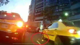 太缺德了！今（27）日有一名機車騎士準備停等紅燈時，看見前方計程車司機亂丟橘子皮，騎士看到後立刻下車，並叫司機將路上橘子皮通通撿回。其他網友看到影片後，紛紛大讚該名騎士的作為，並諷刺小黃司機「在玩瑪莉歐賽車？」（圖／翻攝自爆料公社）